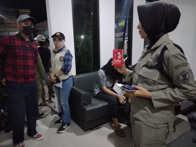 Satpol-PP Kota Malang mengamankan barang bukti alat kontrasepsi dari salah satu penginapan di Kelurahan Tlogomas, Kecamatan Lowokwaru, Kota Malang (Foto: Satpol-PP Kota Malang)