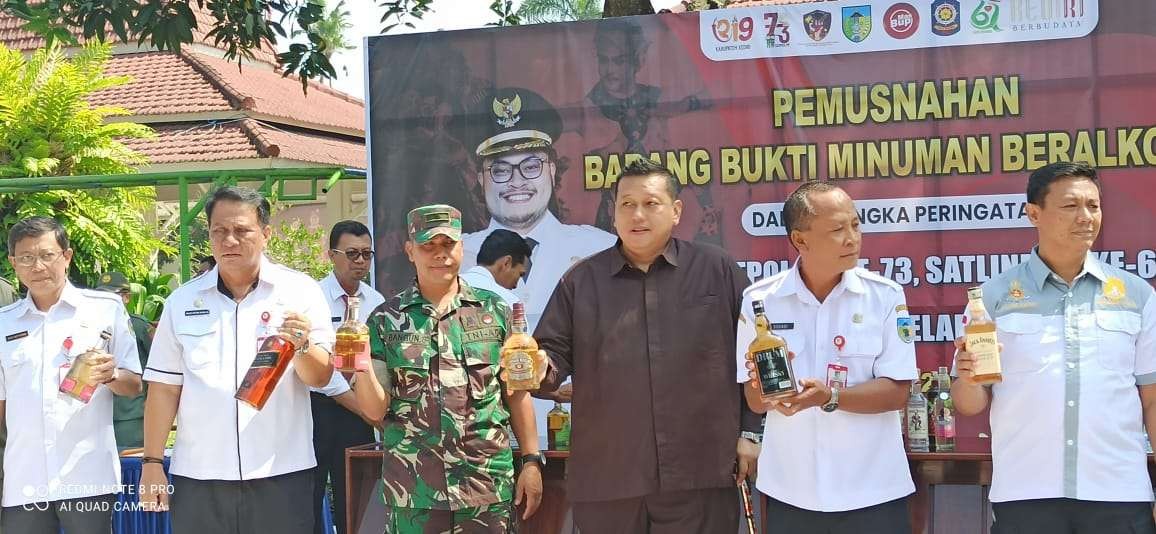 Jelang Ramadhan Satpol PP Kediri Musnahkan 2672  Botol Minuman Beralkoho (Fendi Lesmana/ngopibareng.id)l