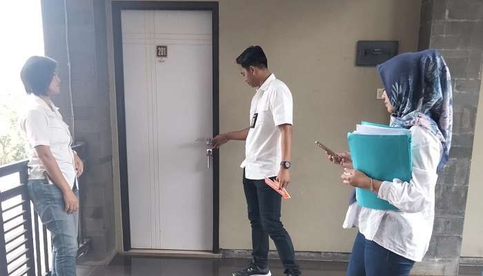 Polisi saat melakukan olah TKP di kamar hotel yang menjadi lokasi perselingkuhan dan perzinaan (Foto: Dok kuasa hukum pelapor)