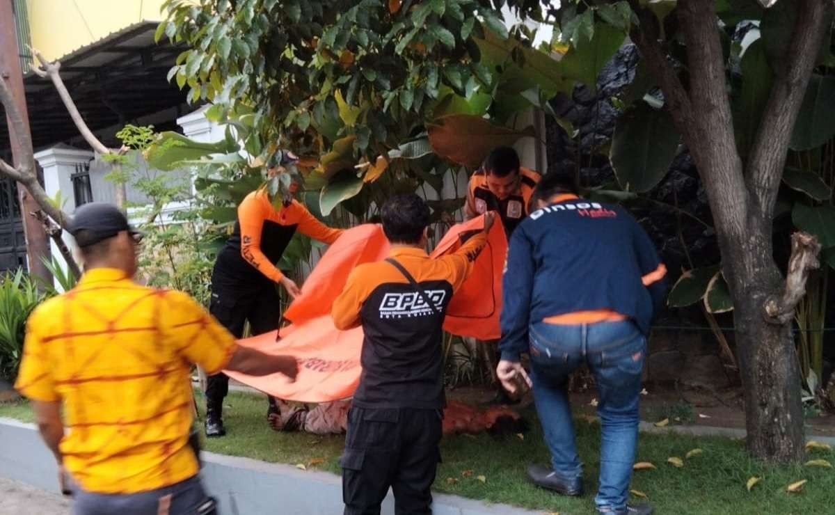 Seorang pria tewas dikeroyok warga karena diduga maling. (Foto: BPBD Surabaya)