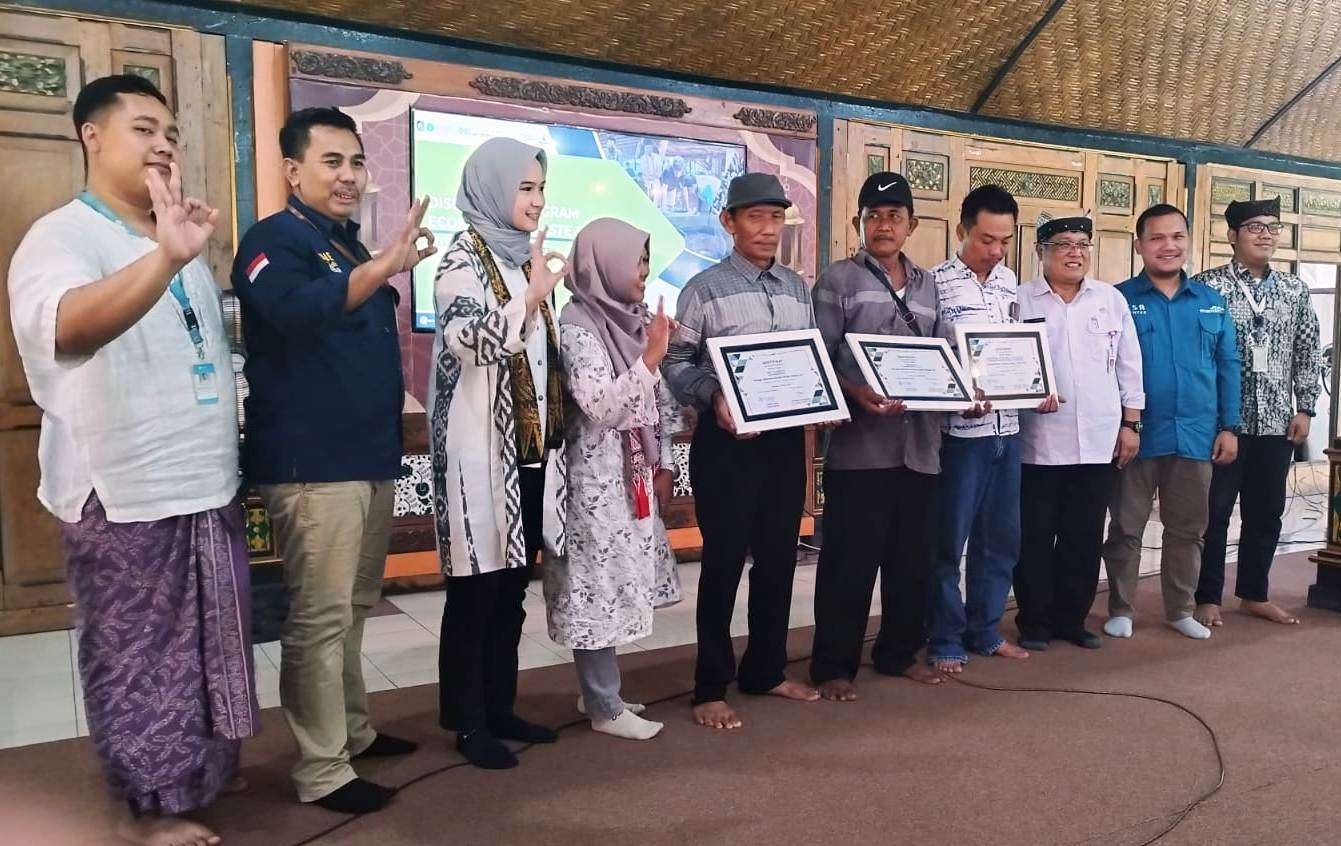 Greeneration Foundation bersama masyarakat yang telah mendapatkan pendampingan dalam pengelolaan sampah (foto: Muh Hujaini/Ngopibareng.id)