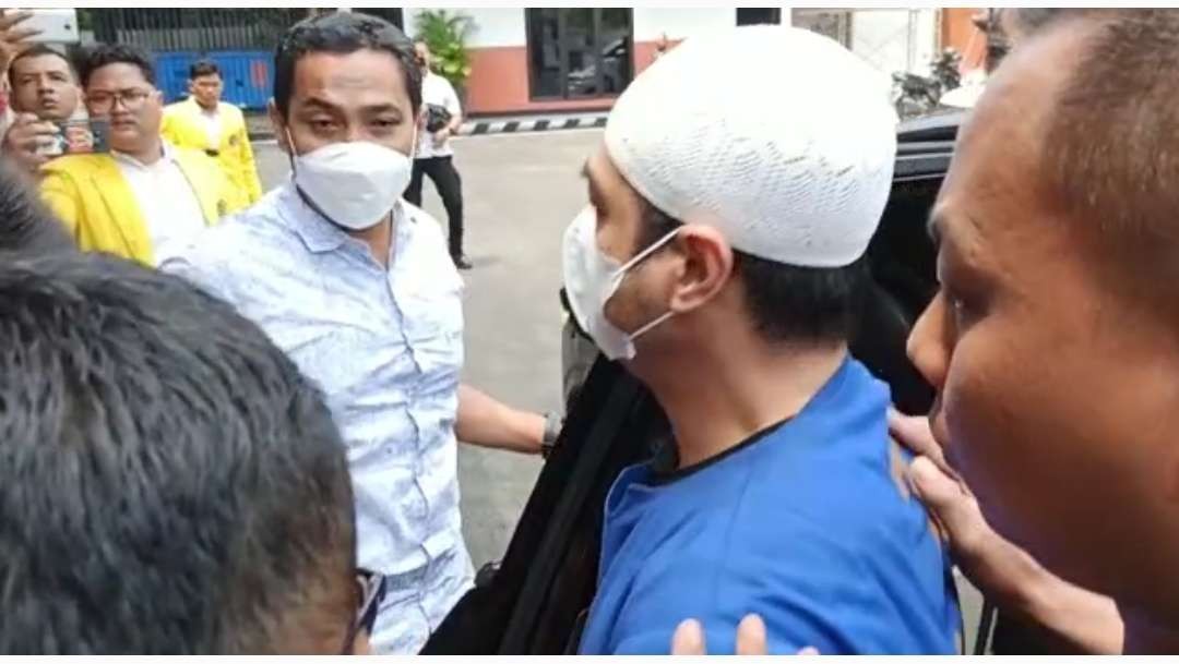 Tersangka kasus dugaan kekerasan dalam rumah tangga (KDRT) Ferry Irawan tiba di Kantor Kejari Kota Kediri, Jawa Timur. Kamis 16 Maret 2023. (Foto: Fendi Lesmana/Ngopibareng.id)