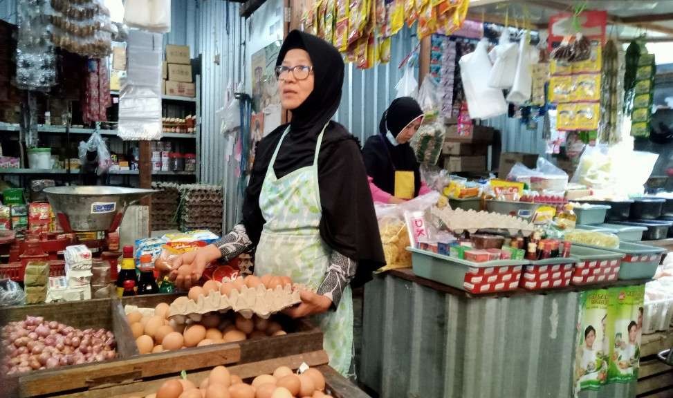 Penjual telur ayam di Pasar Baru Tuban mengeluhkan kenaikan harga. (Foto: Khoirul Huda/Ngopibareng.id)