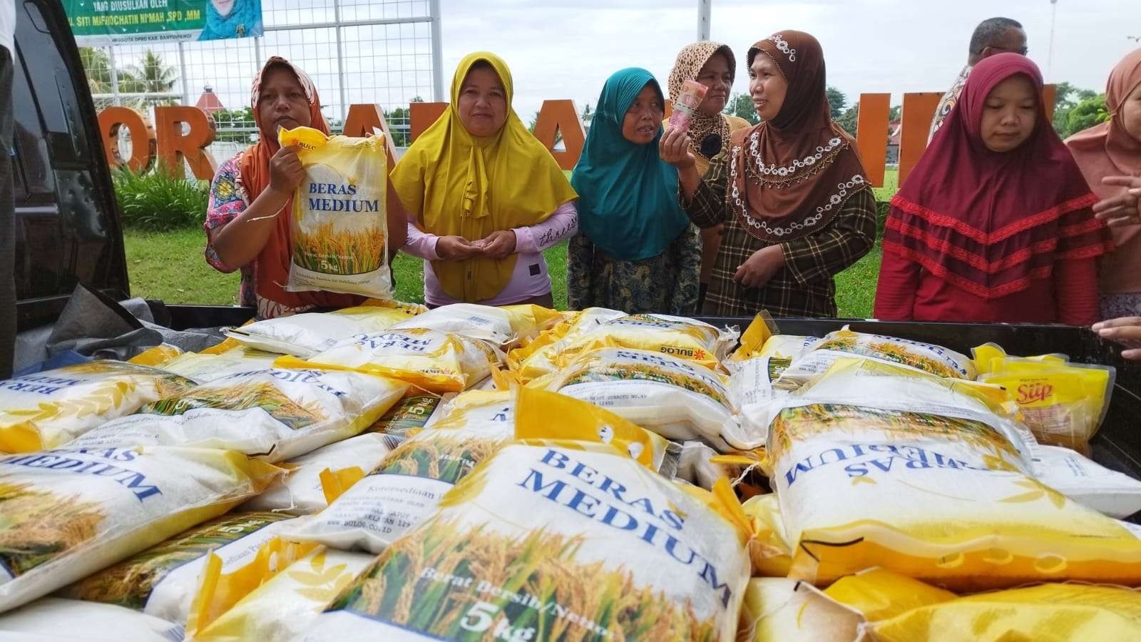 Warga menyerbu operasi pasar yang digelar Bulog Banyuwangi, pada awal Februari lalu. (Foto: Muh Hujaini/Ngopibareng.id)