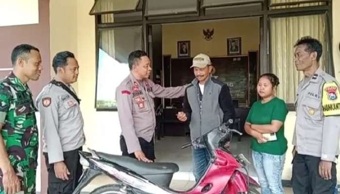 Penyerahan motor yang ditemukan di kebun tebu kepada pemilik (Foto: Rusdi/Ngopibareng.id)