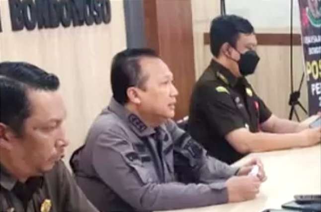 Kepala Kejaksaan Negeri Bondowoso, Puji Triasmoro (tengah) menjelaskan penetapan satu tersangka dugaan korupsi bantuan traktor Kementan RI pada 2018. (Foto: Guido/Ngopibareng.id)