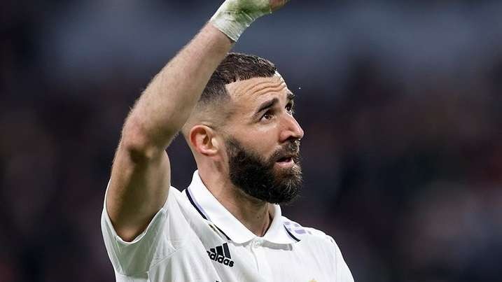 Karim Benzema mencetak gol tunggal saat Real Madrid menang 1-0 atas Liverpool di leg kedua babak 16 besar Liga Champions 2022-2023. (Foto: Twitter/@realmadrid)