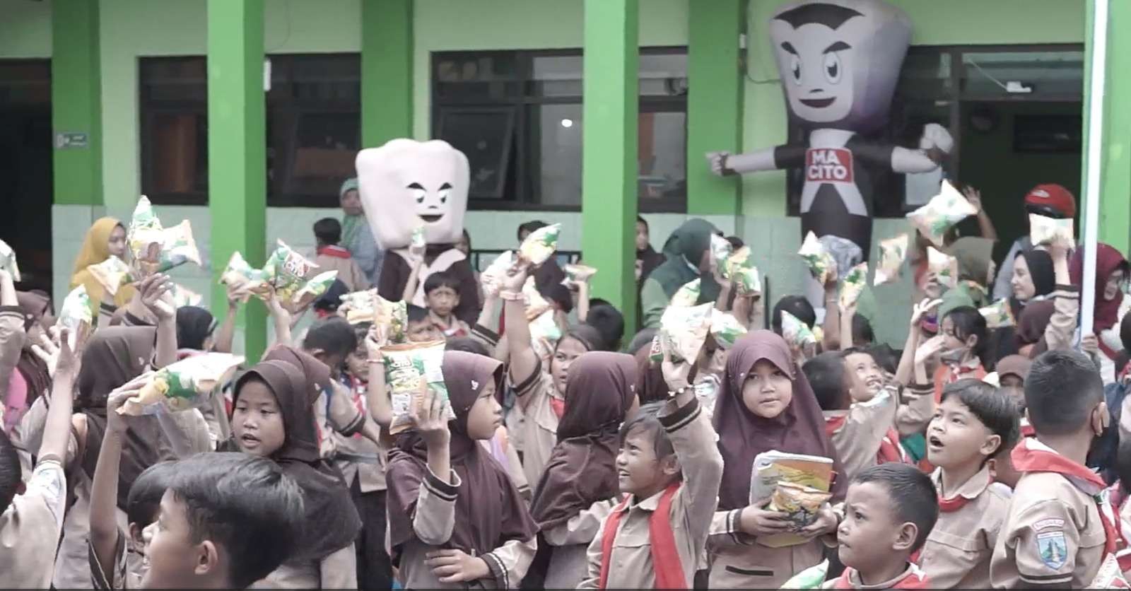 Siswa sekolah dasar ini sangat antusias mengikuti kegiatan Edukreatif Anak Bangsa yang digagas oleh Macito. (Foto: dok. Macito)