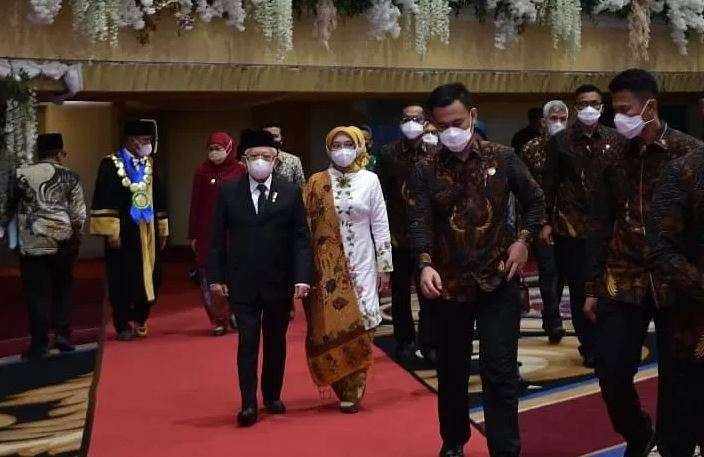 Wakil Presiden (Wapres) Ma'ruf Amin menghadiri pengukuhan gelar Profesor Siti Nur Azizah, putri keempatnya. (Foto: BPMI Setwapres)