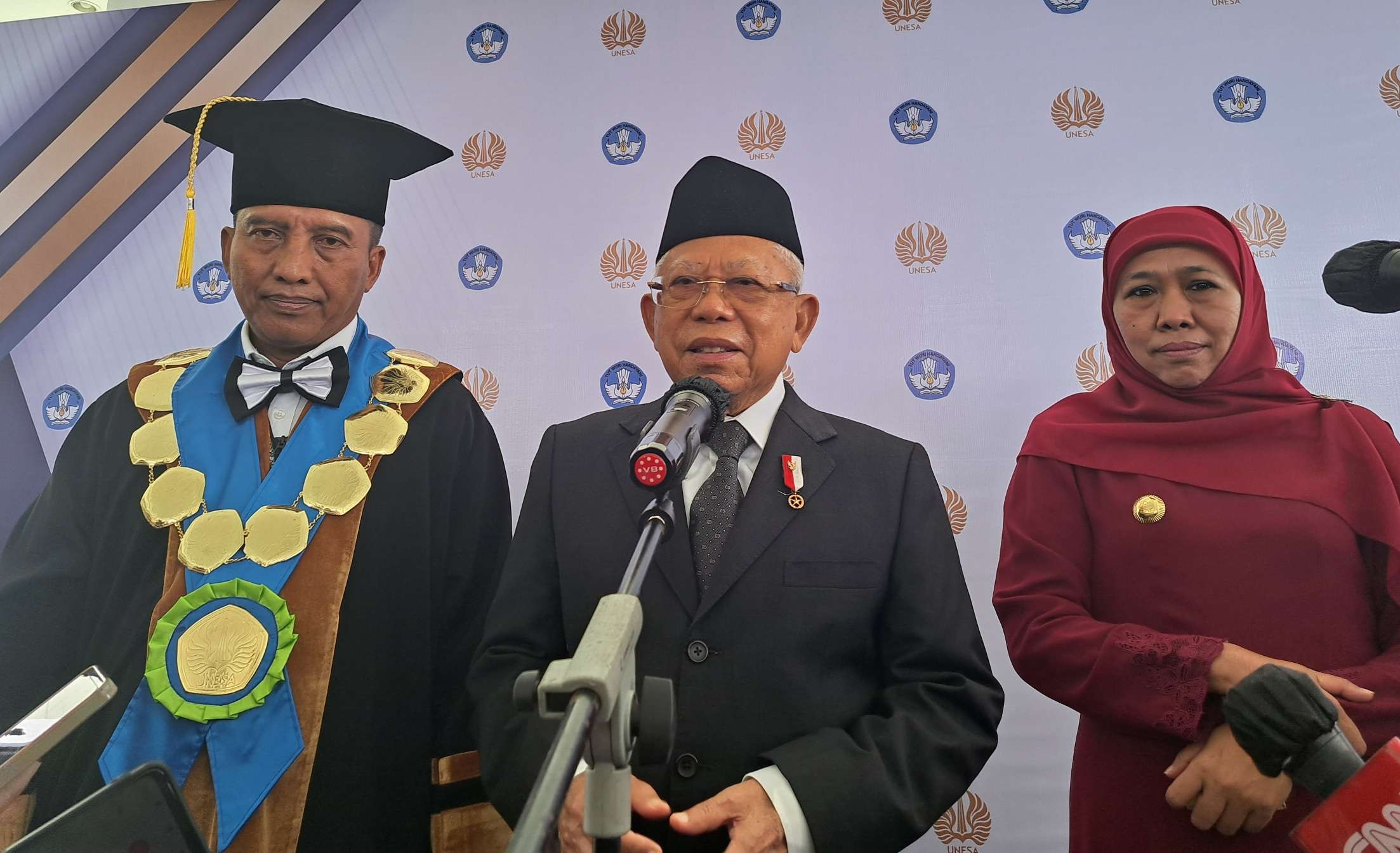 Wakil Presiden Ma'ruf Amin (tengah) bersama Rektor Unesa, Prof Nurhasan dan Gubernur Jatim, Khofifah Indar Parawansa di UNESA menghadiri pengukuhan putri keempatnya, Siti Nur Azizah sekaligus meresmikan Fakultas Kedokteran (FK) Olahraga. (Foto: Pita Sari/Ngopibareng.id)