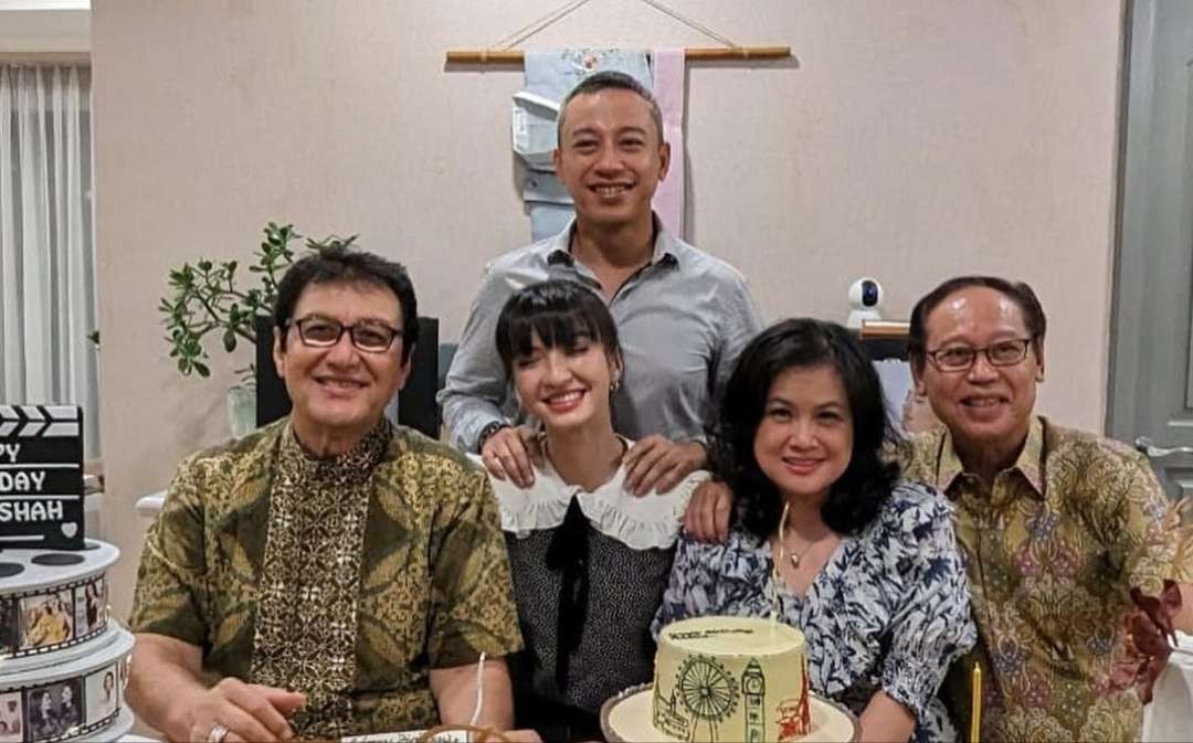 Raditya Priamanaya Djan alias Rama Djan (berdiri) diduga sosok calon suami artis cantik Raline Shah. (Foto: Instagram @rahmat_shah)