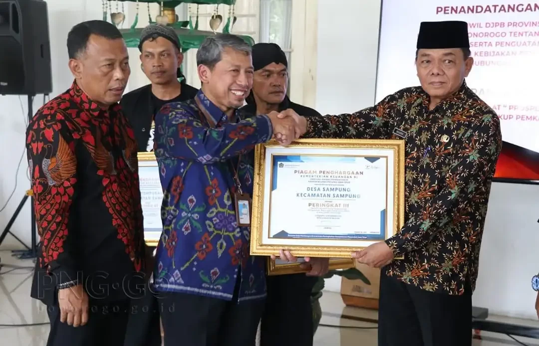 Kakanwil DJPb Jatim Taukhid bersama Bupati Ponorogo Sugiri Sancoko menyerahkan piagam penghargaan kepada kepala desa peraih predikat Prespektif Good Governance, Kamis 16 Maret 2023.(Foto: dok Kominfo Ponorogo)