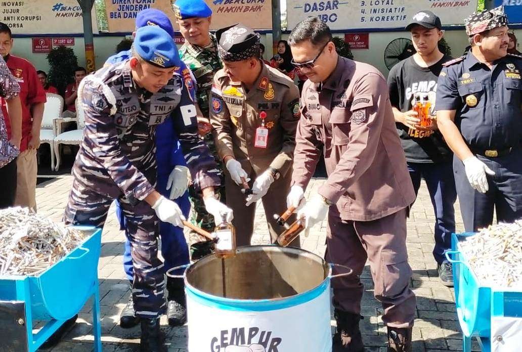 Berbagai minuman keras tanpa cukai dimusnahkan Kejari Banyuwangi bersama stake holder terkait (Foto: Istimewa)