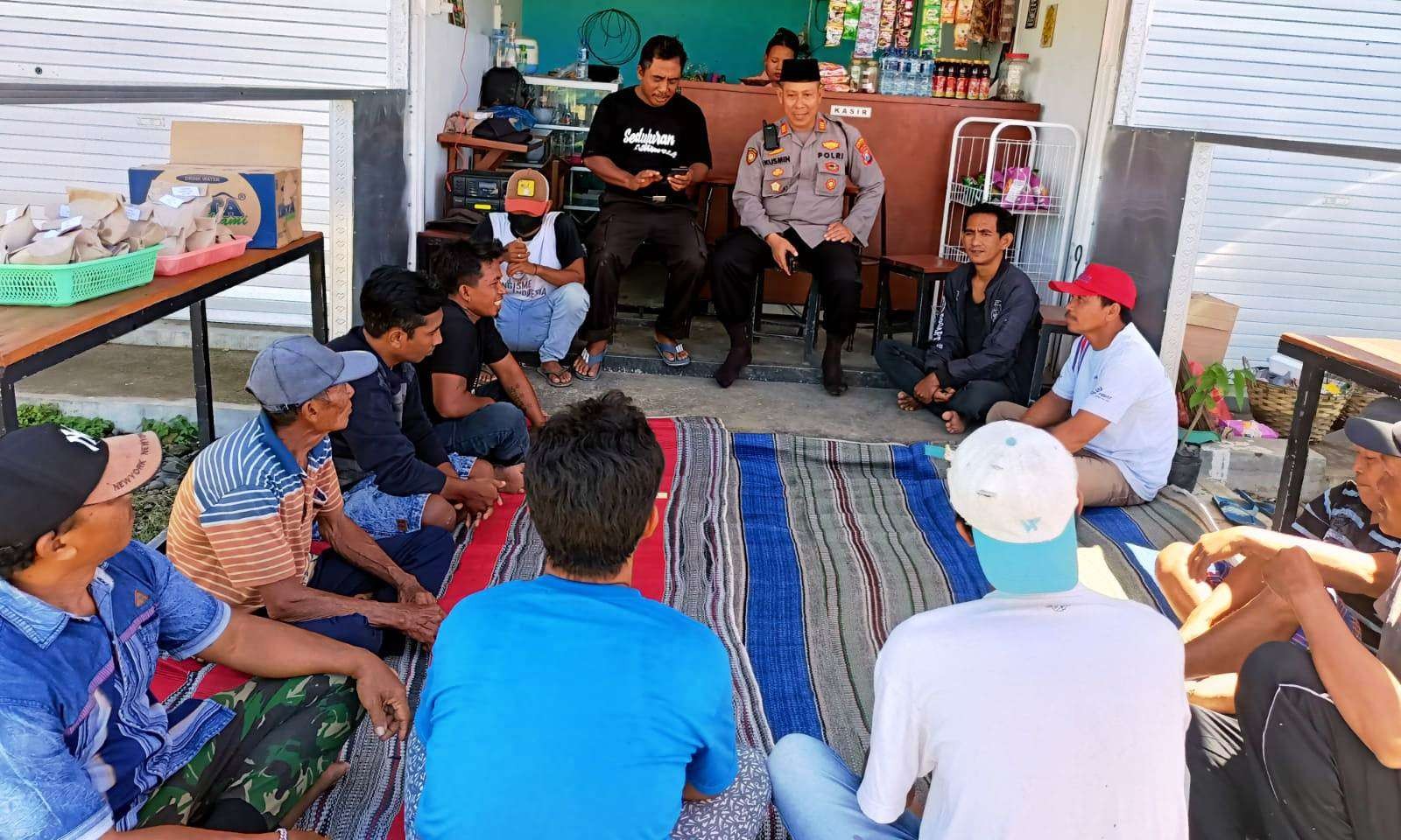 Warga Lingkungan Kampung Anyar Kelurahan Sobo berdialog dan menyampaikan uneg-unegnya pada petugas Polsek Banyuwangi (Foto: Istimewa)