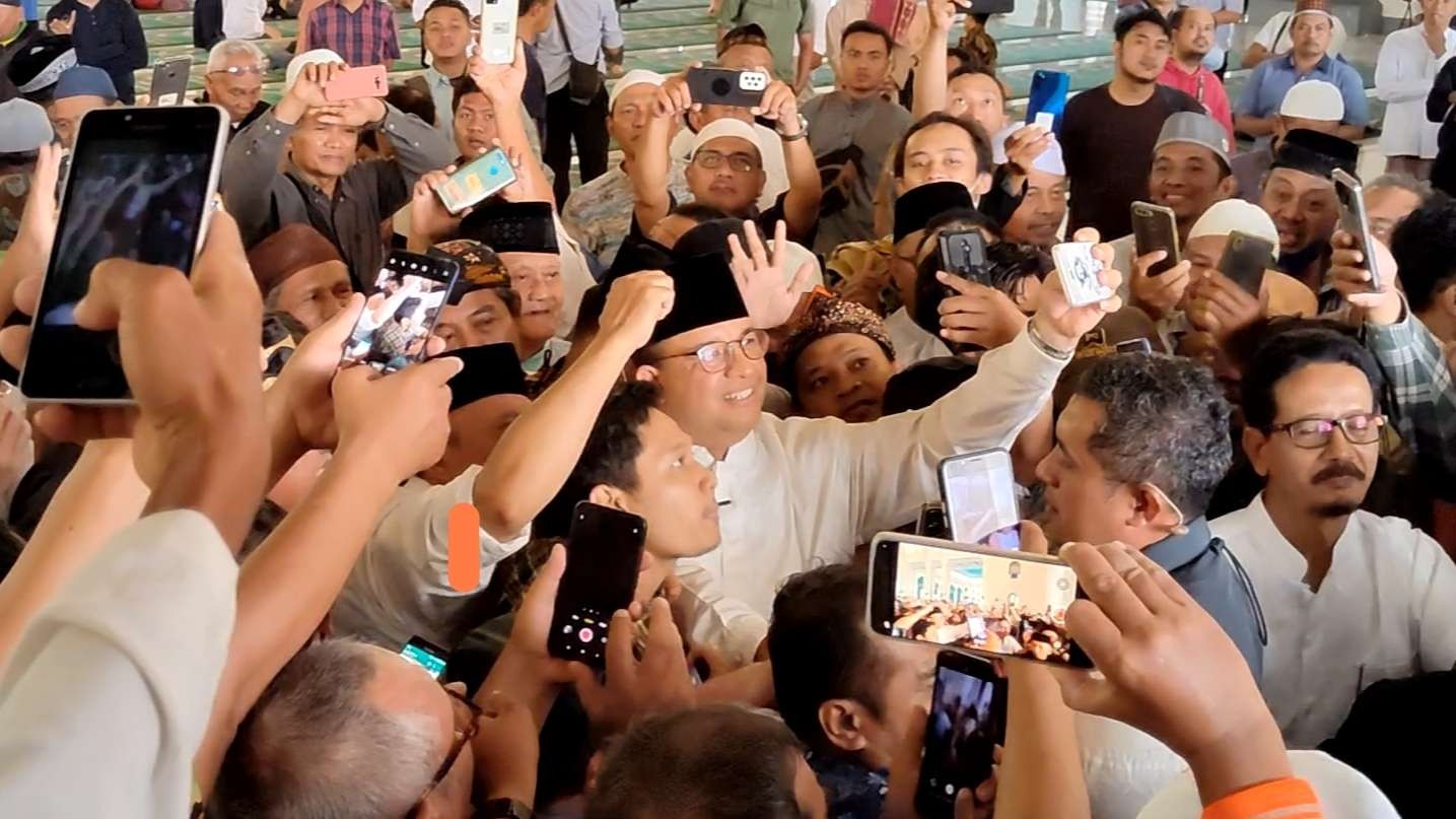 Anies Baswedan melayani permintaan foto di Masjid Agung Al-Akbar, Surabaya, Jumat 17 Maret 2023. (Foto: Fariz Yarbo/Ngopibareng.id)