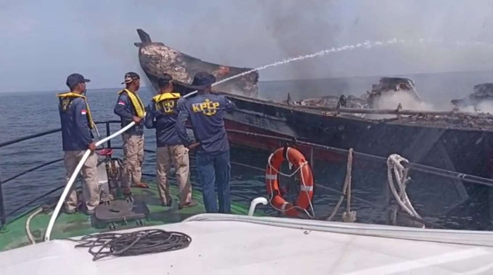 Salah satu kapal yang terbakar saat bersandar di Pelabuhan Perikanan Pantai (PPP) Mayangan, Kota Probolinggo. (Foto: Istimewa)