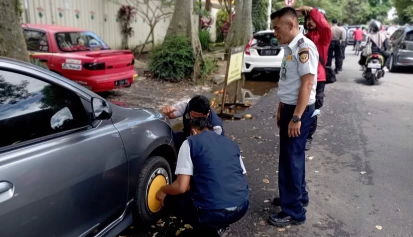 Penindakan parkir liar oleh Dinas Perhubungan (Dishub) Kota Malang, Jawa Timur. (Foto: Dishub Kota Malang)