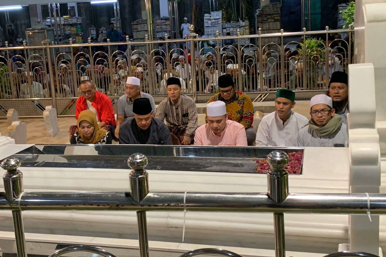 Gubernur Jawa Tengah, Ganjar Pranowo bersama istrinya Siti Atikoh, melantunkan tahlil dan doa di samping makam Syekh Ali Rahmatullah atau lebih dikenal Sunan Ampel , Surabaya, Jumat 17 Maret 2023. (Foto: Istimewa)