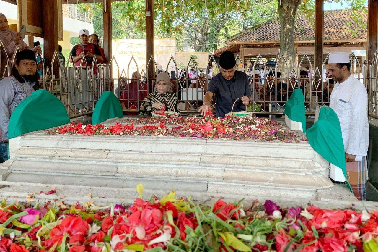 Ganjar Pranowo bersama istri, Siti Atikoh ziarah ke Makam Sunan Gresik di Gresik pada Sabtu 18 Maret 2023 pagi. (Foto: istimewa)