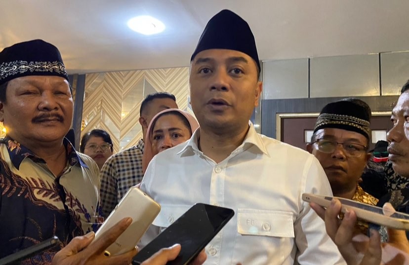 Walikota Surabaya, Eri Cahyadi imbau pedagang tak pakai kantong plastik atau kresek. (Foto: Andhi Dwi/Ngopibareng.id)