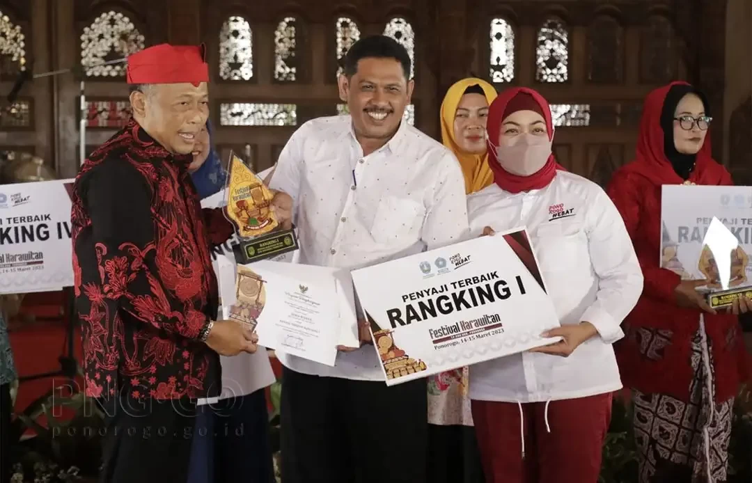 Bupati Sugiri Sancoko bersama Ketua TP PKK Kabupaten Ponorogo Susilowati menyerahkan penghargaan kepada pemenang festival karawitan. (Foto: dok/Kominfo Ponorogo)