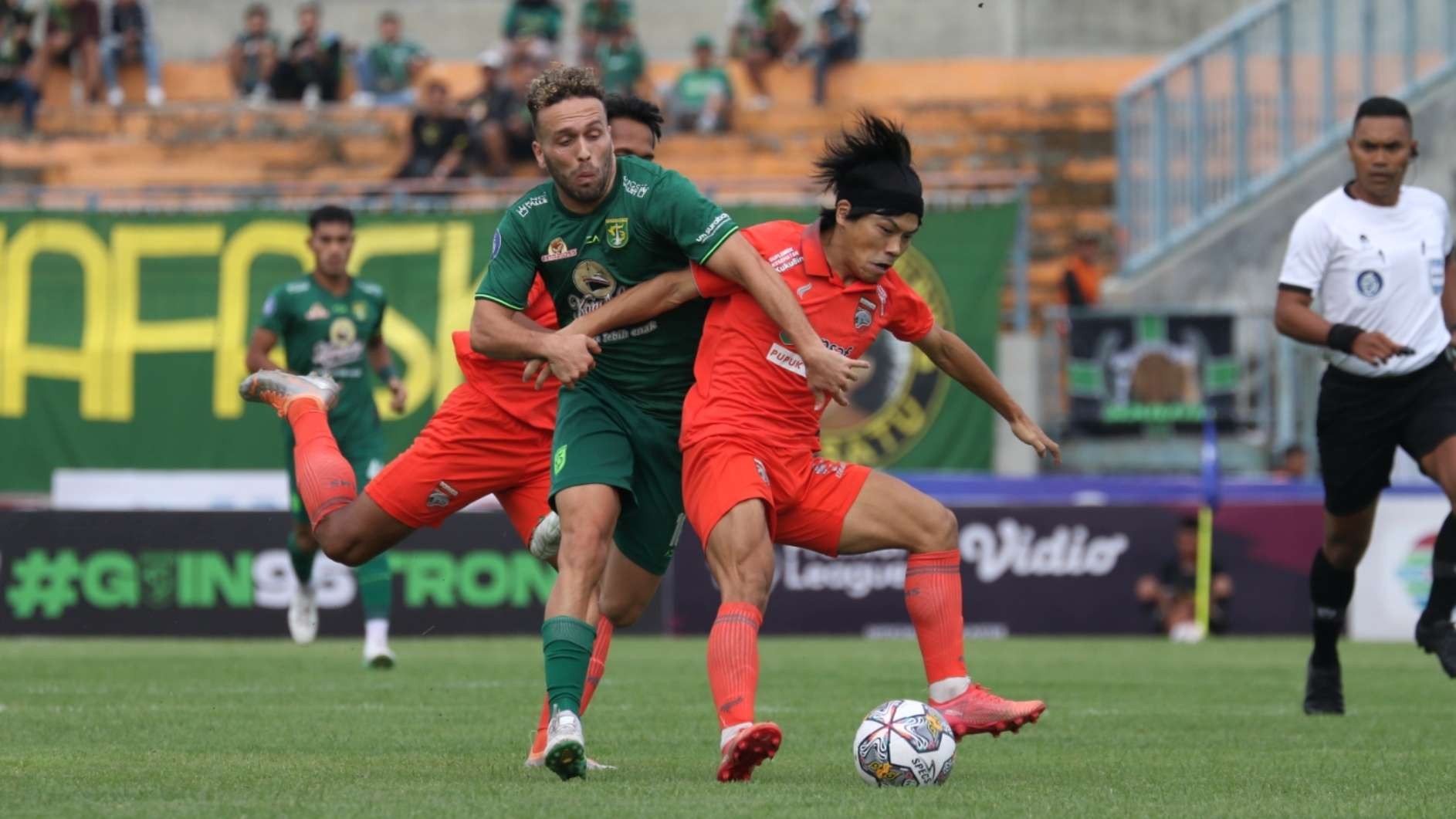 Pemain Persebaya, Ze Valente (hijau) masih jadi motor permainan Persebaya di lini tengah. (Foto: Fariz Yarbo/Ngopibareng.id)