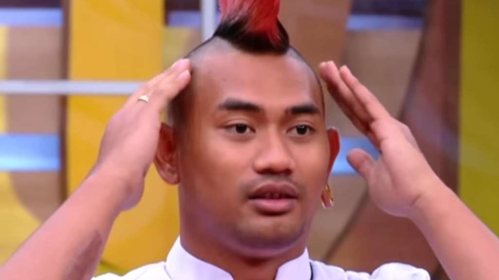 Syahril ditagih janji botakin rambut oleh chef Arnold. (Foto: Instagram @masterchefina)