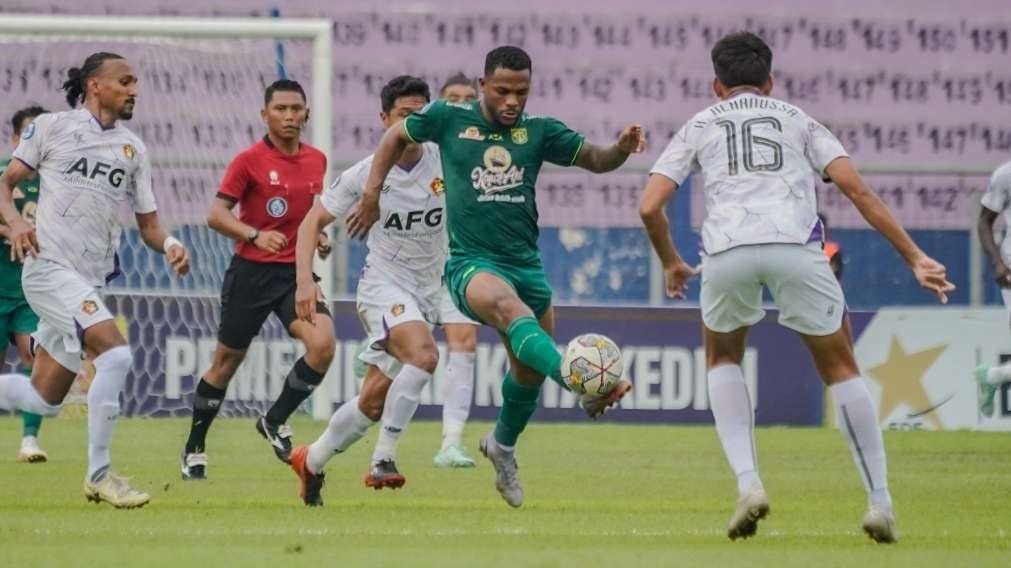 Pemain Persebaya, Paulo Victor mencoba menembus barisan pertahanan Persik Kediri dalam laga di Stadion Brawijaya, Kediri, Sabtu 18 Maret 2023. (Foto: Persebaya)