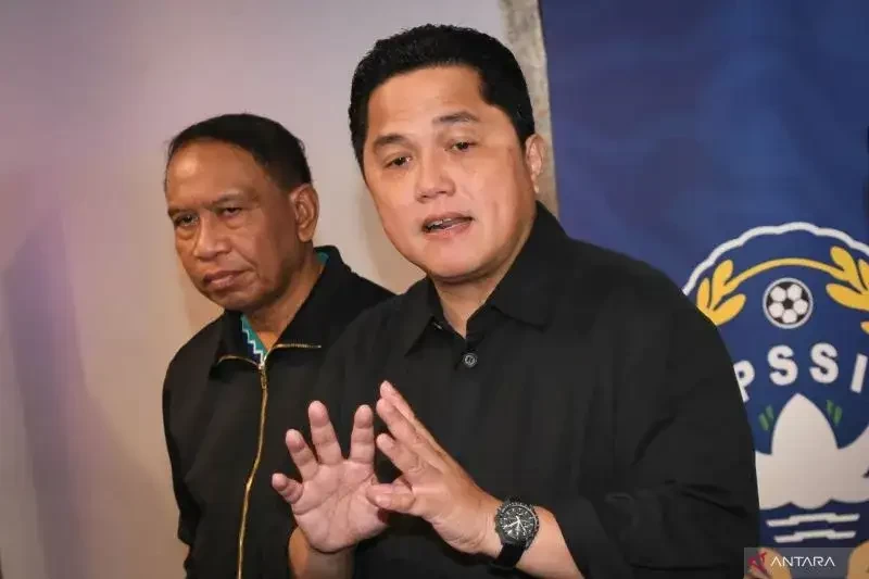 etua Umum PSSI Erick Thohir (kanan) didampingi Wakil Ketua Umum PSSI Zainudin Amali (kiri) memberikan keterangan kepada wartawan usai sarasehan bersama Asosiasi Provinsi (Asprov) PSSI se-Indonesia di Jakarta, Minggu, 19 Maret 2023. (Foto: Ant)