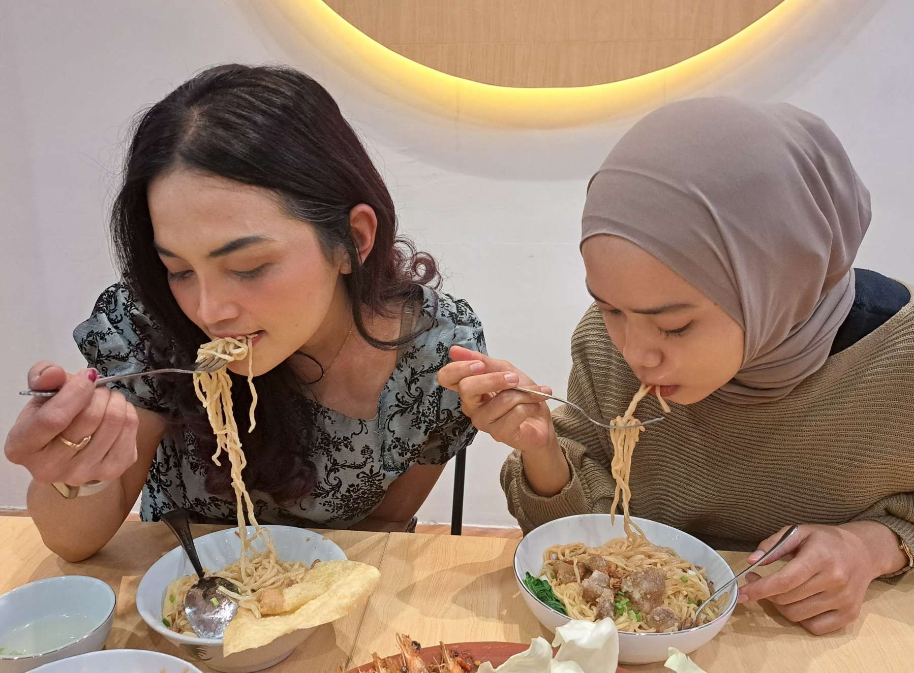 Hidangan mie otot yang dinikmati pengunjung Mie Mapan Surabaya. (Foto: Pita Sari/Ngopibareng.id)