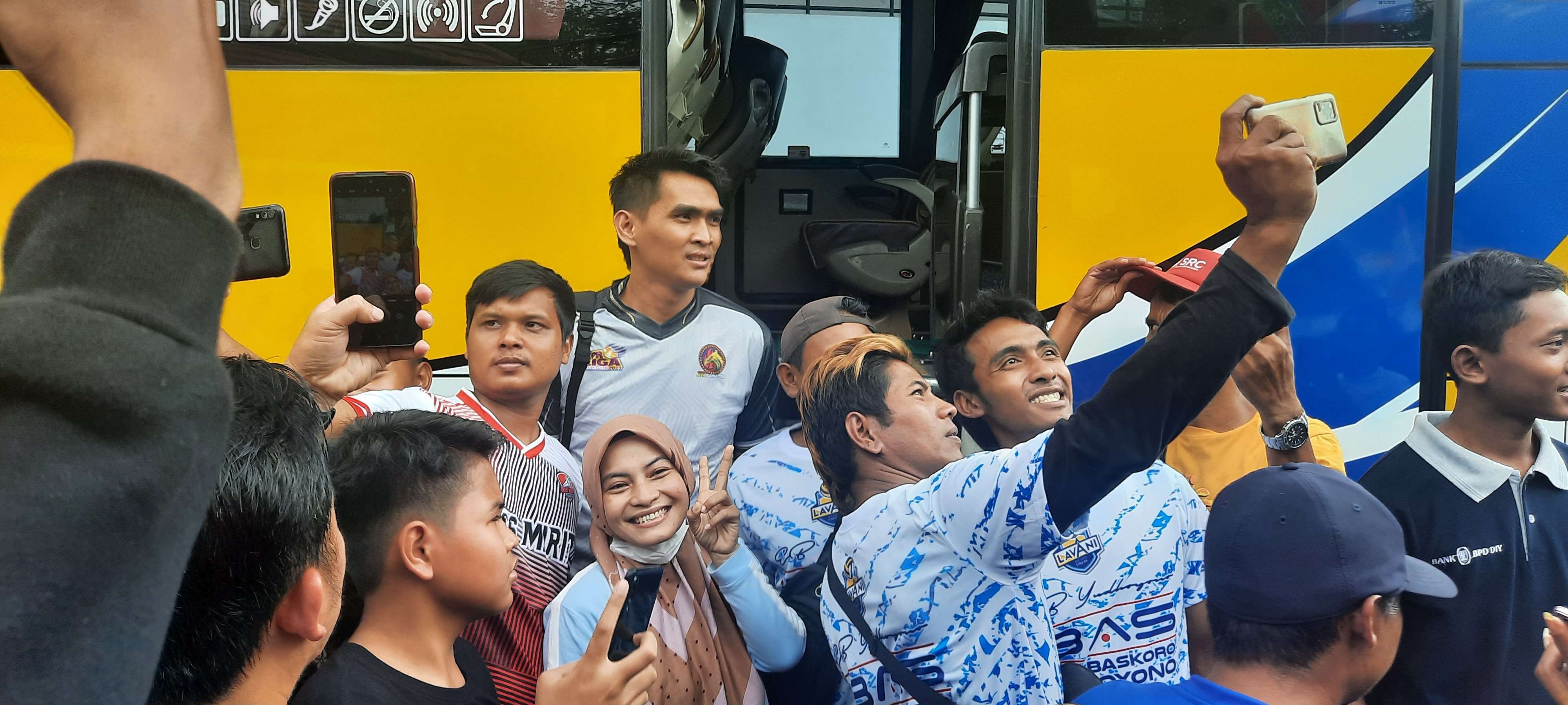 Endah Lestari (berhijab) sedang berfoto bersama Rivan Nurmulki (di belakangnya). (Foto: Rizal A/Ngopibareng.id)