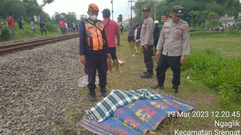 Seorang wanita bernama Sriyati, 46 tahun, warga Desa Ngaglik Kecamatan Srengat, Blitar, meninggal dunia setelah ditabrak kereta api. (Foto: Choirul Anam/Ngopibareng.id)