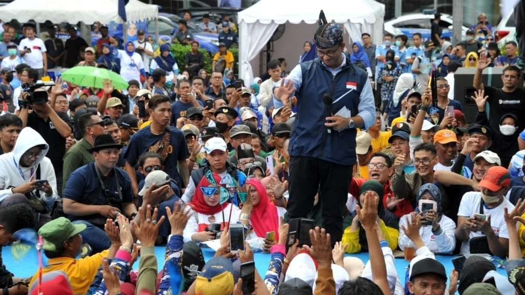 Bacapres, Anies Baswedan saat menyapa simpatisan di Surabaya, Minggu 19 Maret 2023. (Foto: Ist)