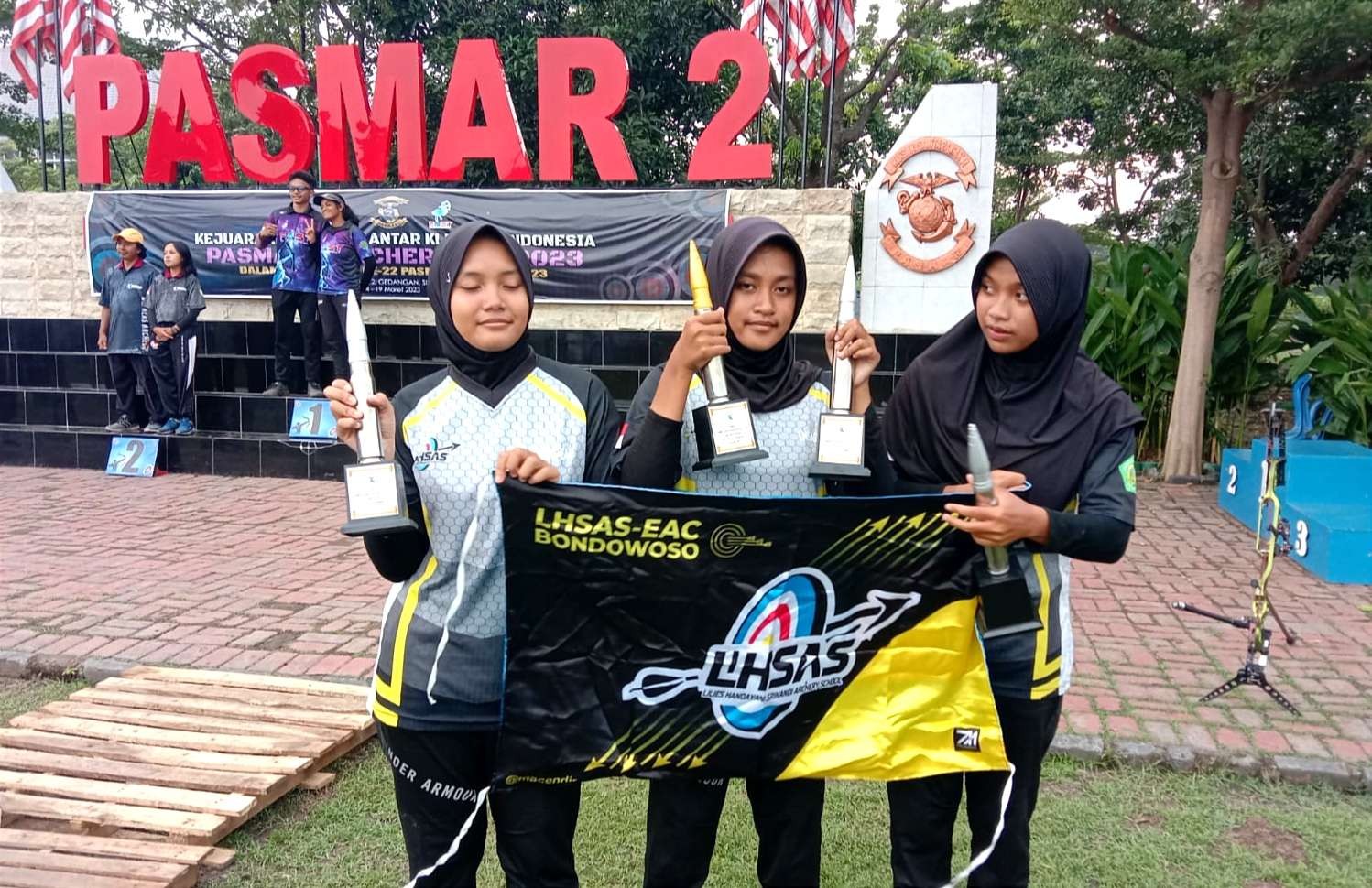 Trio pemanah putri klub LHSAS Bondowoso berjaya dalam Kejuaraan Panahan Terbuka Antar Klub Pasmas 2 Cup 2023.(Foto: Perpani Bondowoso)