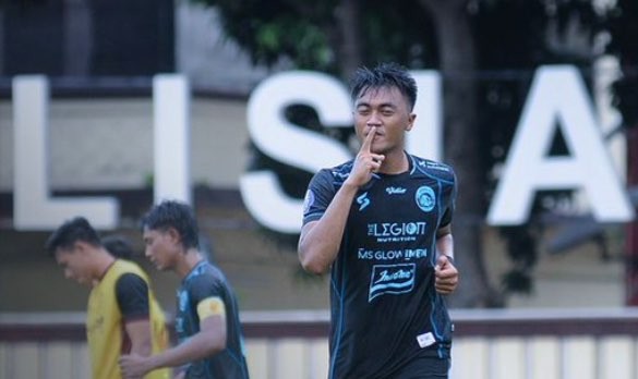 Pemain Arema FC, Rizky Dwi saat mencetak gol keunggulan timnya melalui titik putih (Foto: Twitter/@AremafcOfficial)