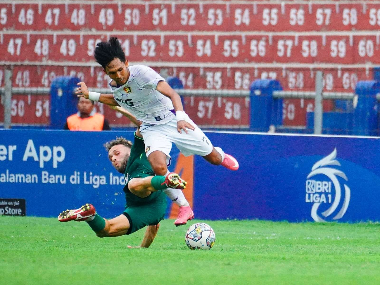 Bek kiri andalan Persik Kediri alami cedera saat melawan Persebaya. (Foto: Media Officer)