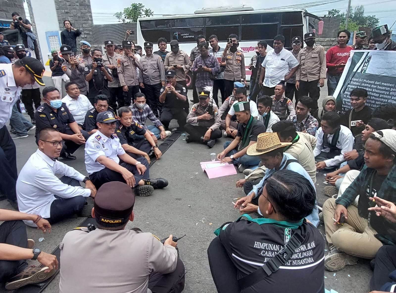 Puluhan aktivitas HMI Probolinggo berdemontransi di kantor Bea Cukai Probolinggo dan Kantor Pelayanan Pajak Pratama (KPP) Probolinggo. (Foto: Ikhsan Mahmudi/Ngopibareng.id)