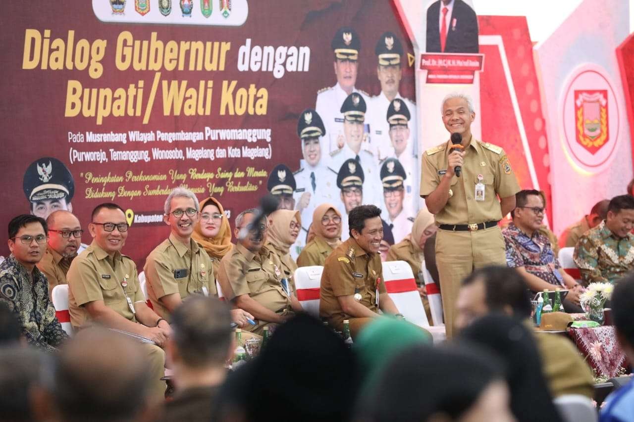 Gubernur Jawa Tengah Ganjar Pranowo, merespon aduan dari masyarakat terkait praktik galian C ilegal di lereng Gunung Sindoro saat memimpin Musrenbangwil wilayah Purwomanggung di Aula PT Geo Dipa, Kabupaten Wonosobo, Senin 20 Maret 2023. (Foto: istimewa)