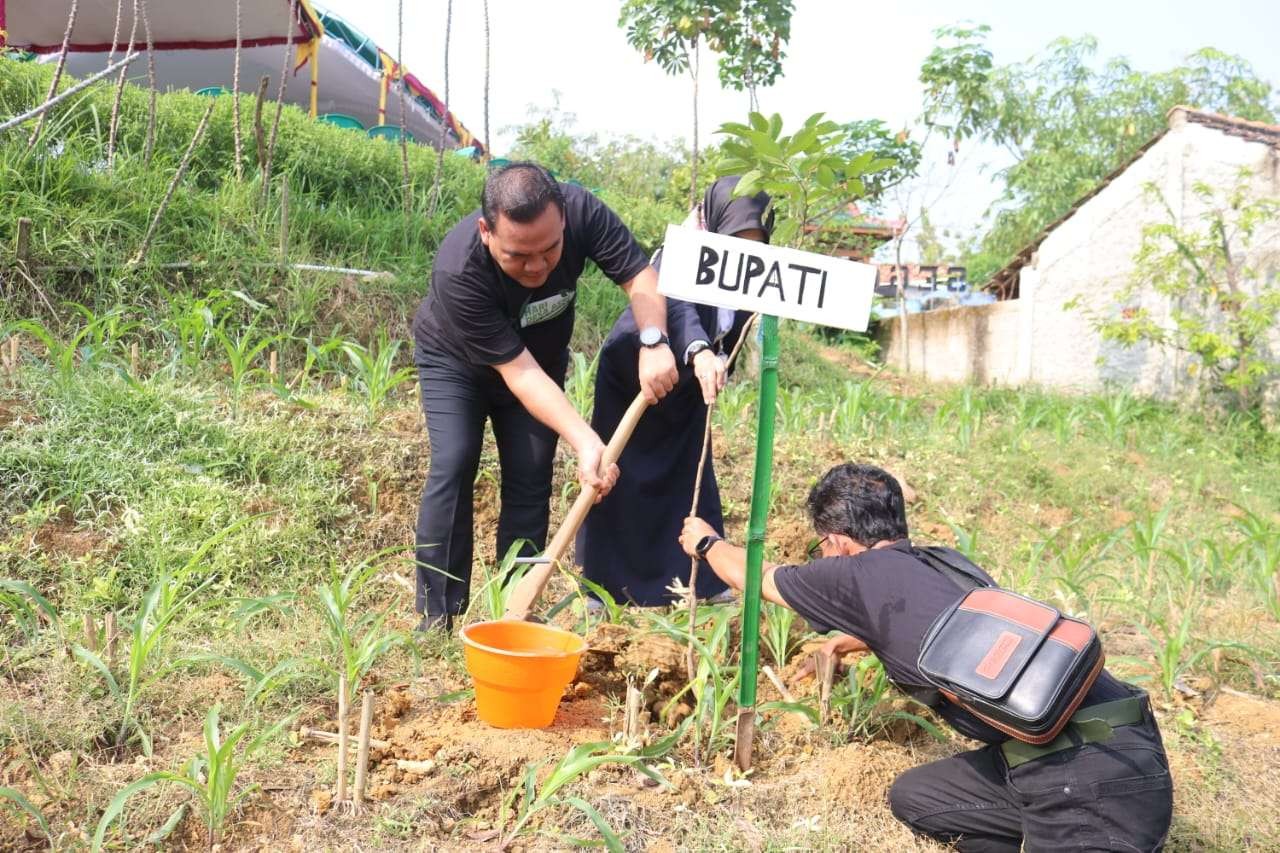 Simbolis, penanaman pohon di Desa Tempuran Kecamatan Blora (FOto: Humas Pemkab Blora)