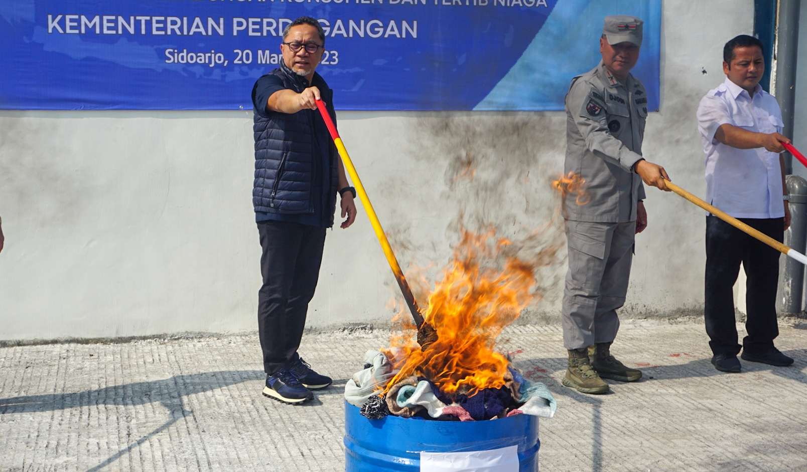 Menteri Perdagangan Zulkifli Hasan saat memusnahkan baju bekas impor di Sidoarjo (Foto : Aini/Ngopibareng.id)