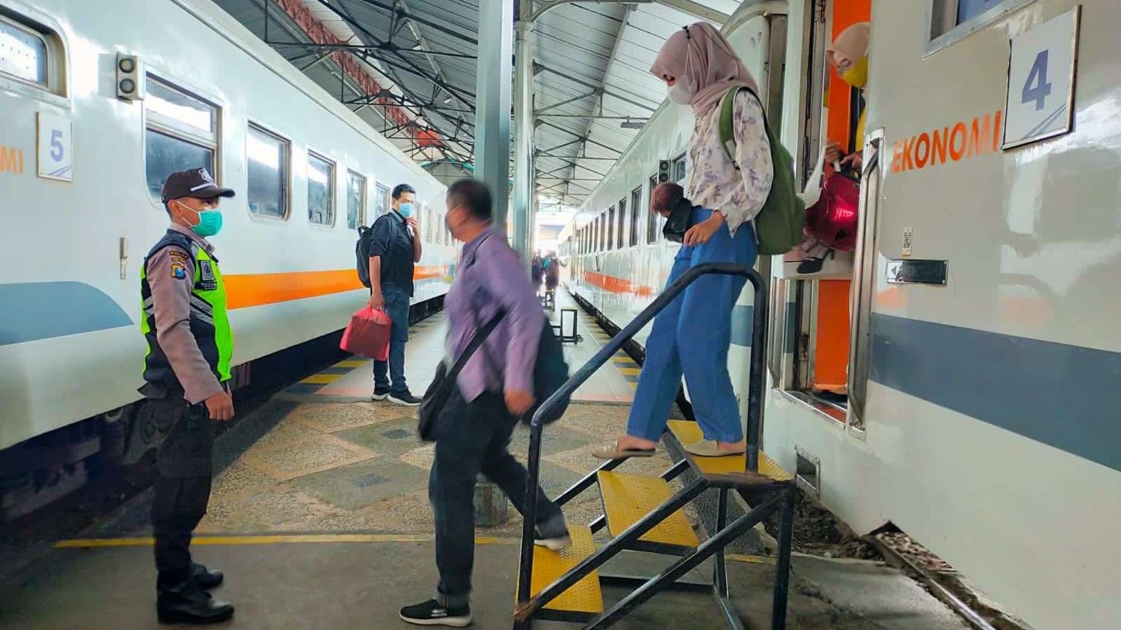 Sebanyak 40 kereta api jarak jauh diberangkatkan PT KAI Daop 8 Surabaya, selama libur Hari Raya Nyepi pada 22 Maret 2023. (Foto: Dok. PT KAI)