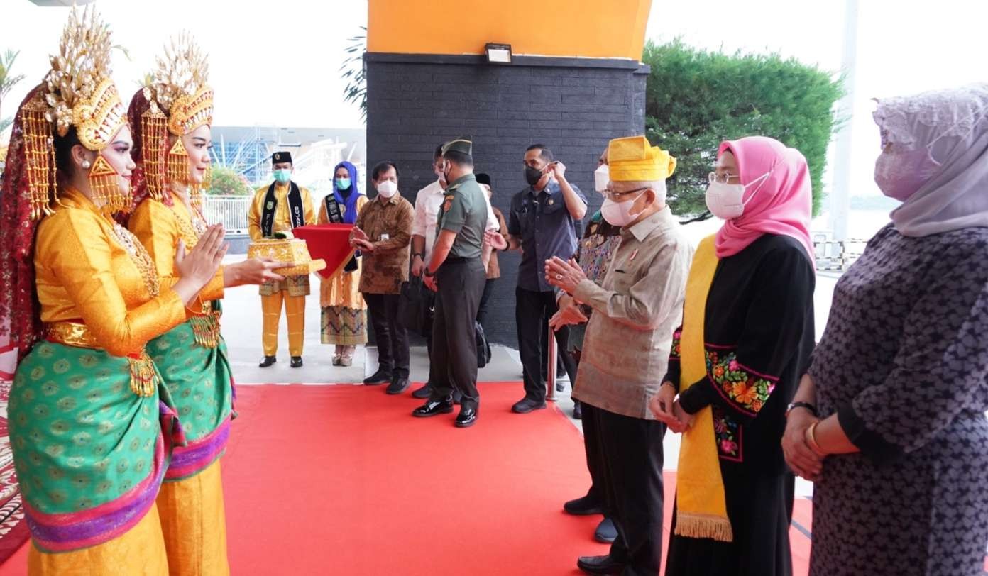 Wapres bersama rombongan terbatas tiba di  Pekanbaru, Provinsi Riau disambut dengan tarian  adat (Foto: BPMI Setwapres)