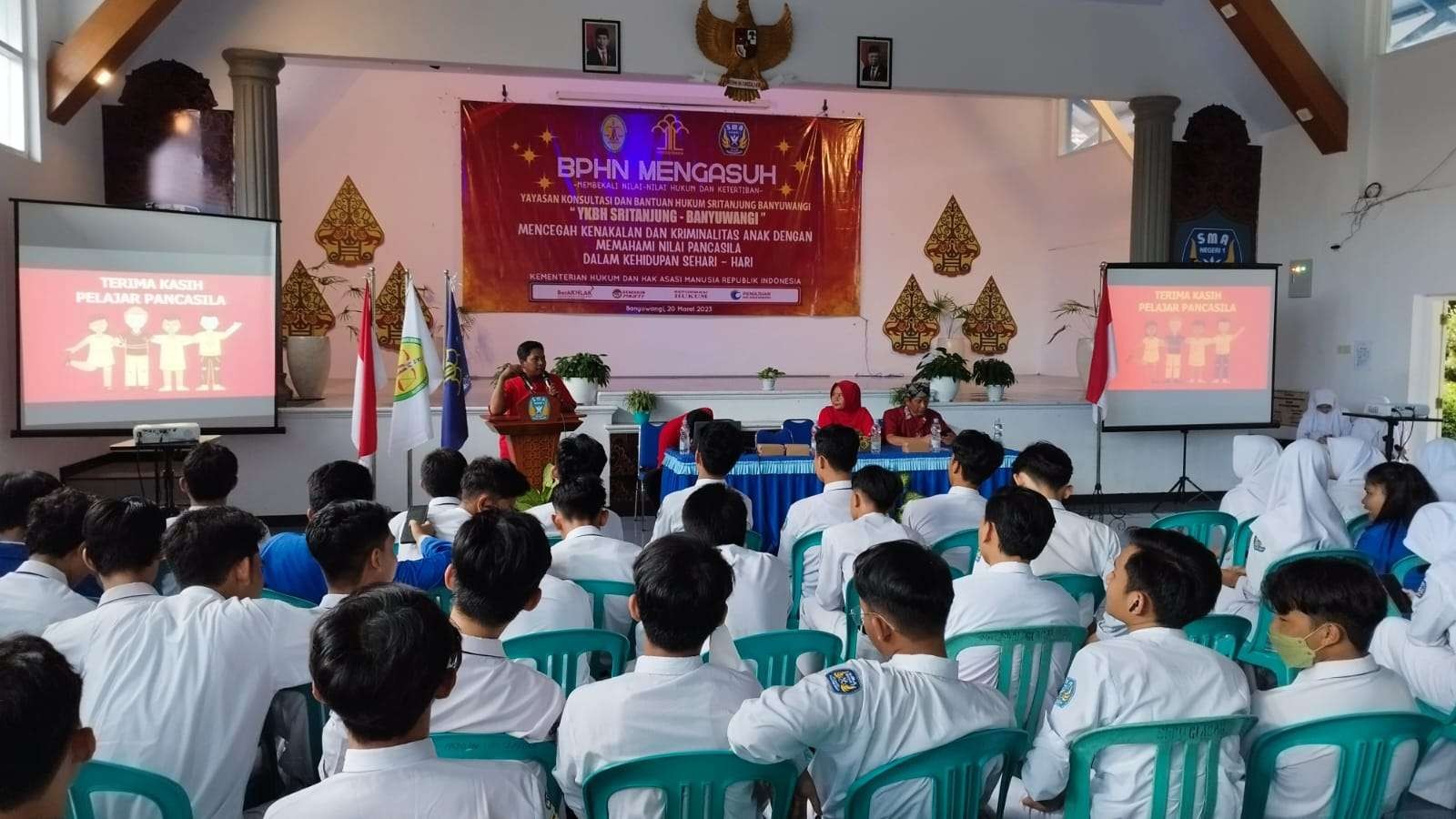 Ratusan pelajar SMAN I Glagah Banyuwangi mengikuti penyuluhan hukum (foto: Muh Hujaini/Ngopibareng.id)