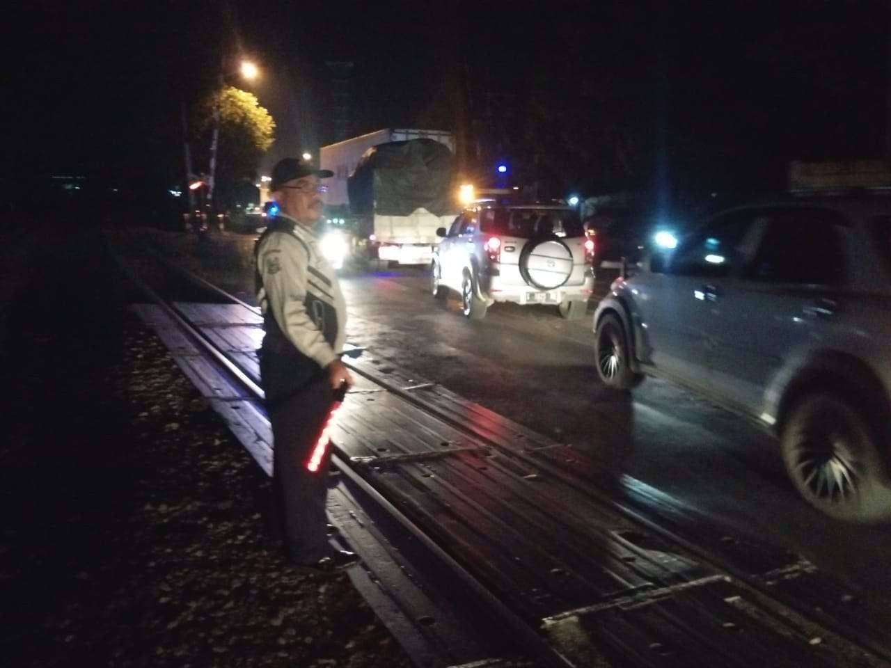 Petugas sedang mengatur aris lalu.lintas yang sempat terganggu akibat kecelakaan di lintasan rel.kereta api di Lamongan (Foto: Istimewa)