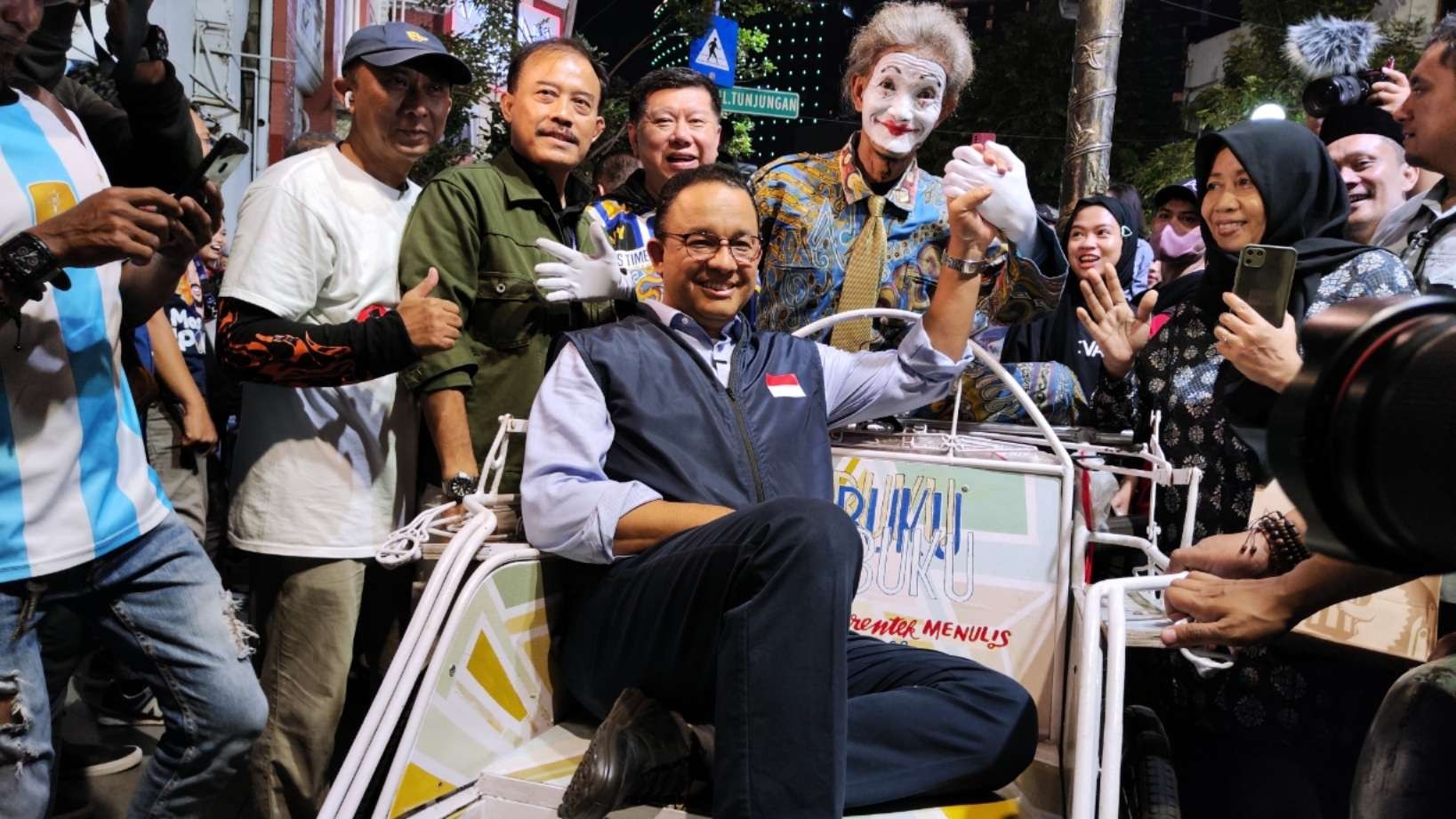 Bacapres, Anies Baswedan saat menikmati suasana malam minggu di Jalan Tunjungan, Surabaya, Sabtu 18 Maret 2023. (Foto: Fariz Yarbo/Ngopibareng.id)