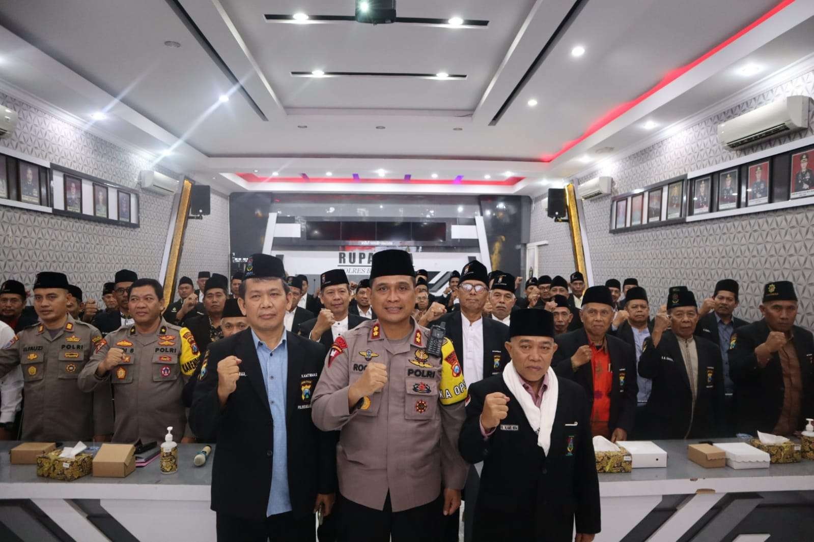 Kapolres Bojonegoro, AKBP Rogib Triyanto bersama Ketua Da’i Kamtibmas, KH. Alamul Huda serta Da’i dan pendeta untuk membahas Kamtibmas menjelang Ramadan, Senin 20 Maret 2023. (Foto: dok. Humas Polres Bojonegoro)