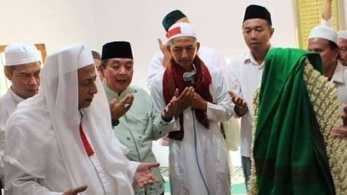 Habib Luthfi bin Yahya saat melaksanakan ziarah kubur di makam auliya'. (Foto:dok/ngopibareng.id)