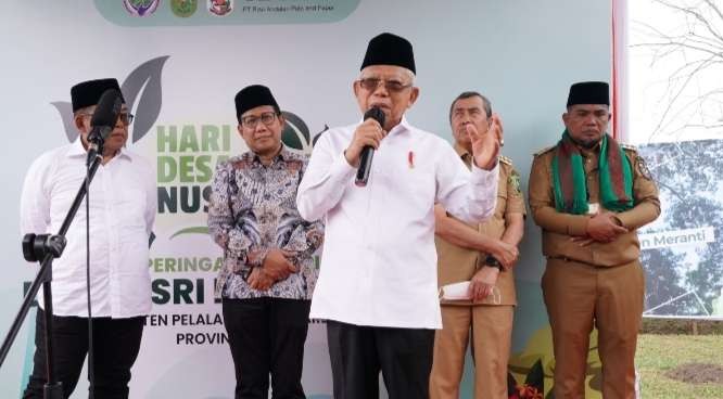 Wapres KH Ma'ruf Amn menjelaskan kebijakan pemerintah yang melarang impor pakaian bekas (Foto: BPMI Setpres)