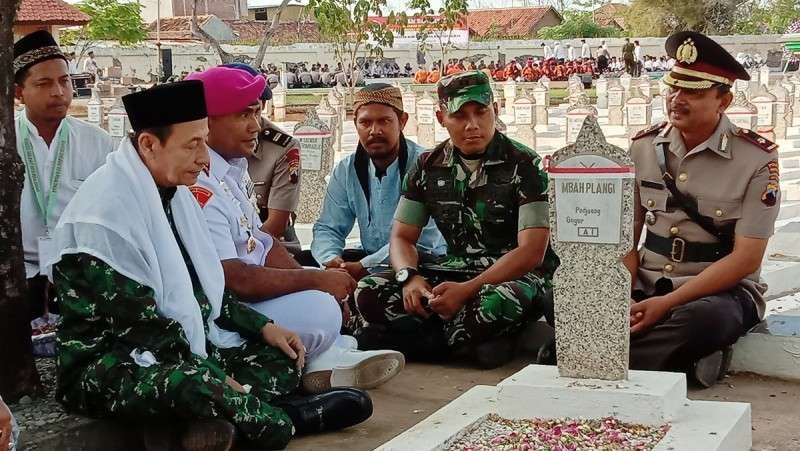 Habib Luthfi bin Yahya saat melakukan ziarah kubur di Makam Pahlawan. (Foto: dok/ngopibareng.id)