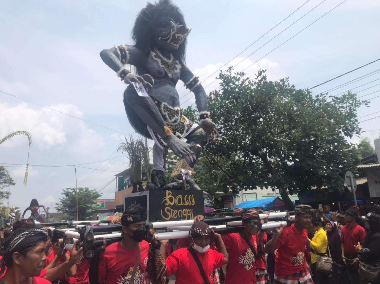 Pawai Ogoh-ogoh di Blitar meriahkan peringatan upacara Tawur Agung Kesanga jelang perayaan Nyepi bagi umat Hindu. (Foto: Choirul Anam/Ngopibareng.id)